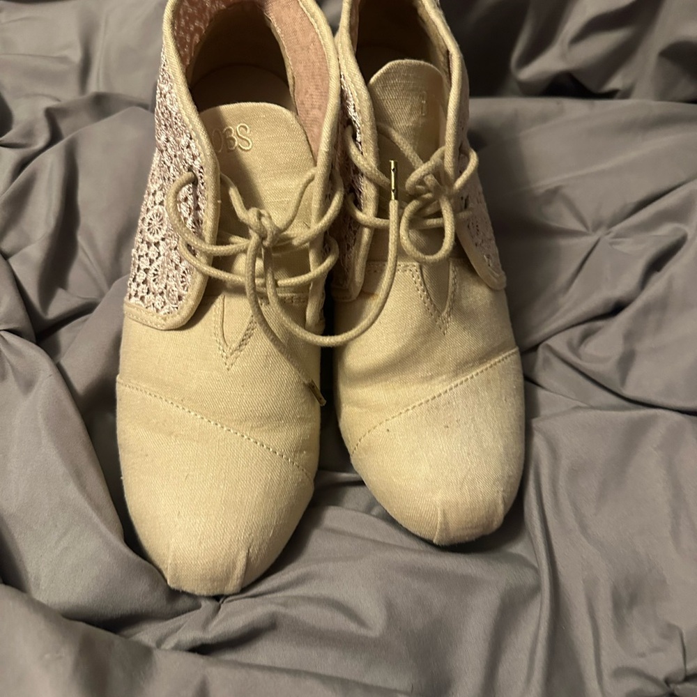 Women's Cream Lace-Up bobs